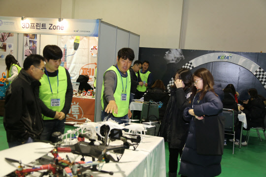 박람회는 드론, 3D프린터, 가상현실(VR), 증강현실(AR) 체험 존으로 꾸며졌다. 드론 존에서는 드론 시뮬레이션, DIY, 낚시, 다트 체험이 마련됐다. 참가자들은 드론의 구조와 원리를 배우며 직접 제작하고 조종해보는 '드론의 모든 것'을 체험했다. 행사장에는 30여 종의 군사·방제·상업용 드론도 전시됐다. 성신여대 제공